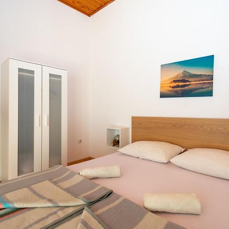 Apartments By The Sea Mandre, Pag - 4101 Kolan Ruang foto