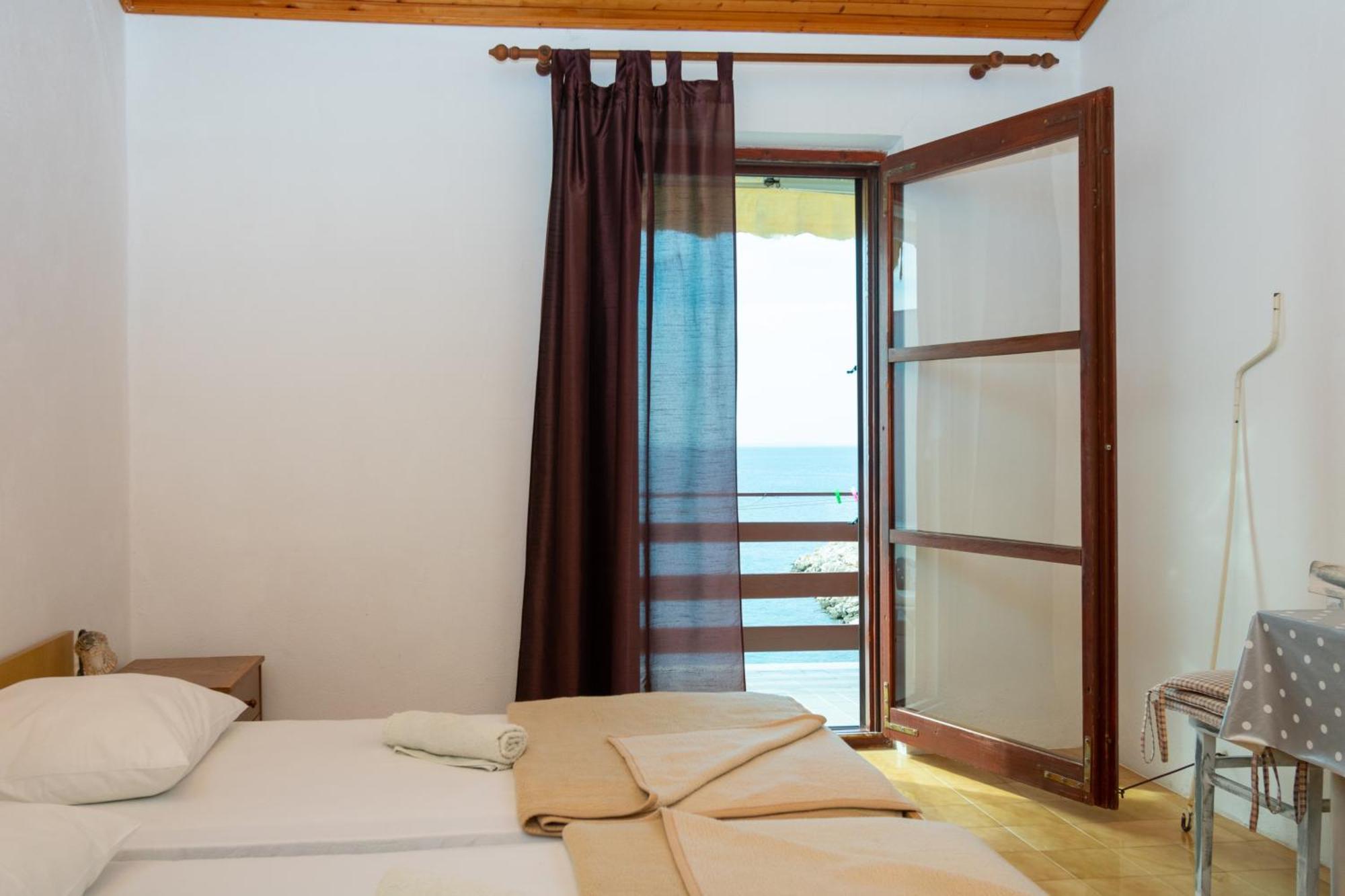 Apartments By The Sea Mandre, Pag - 4101 Kolan Ruang foto
