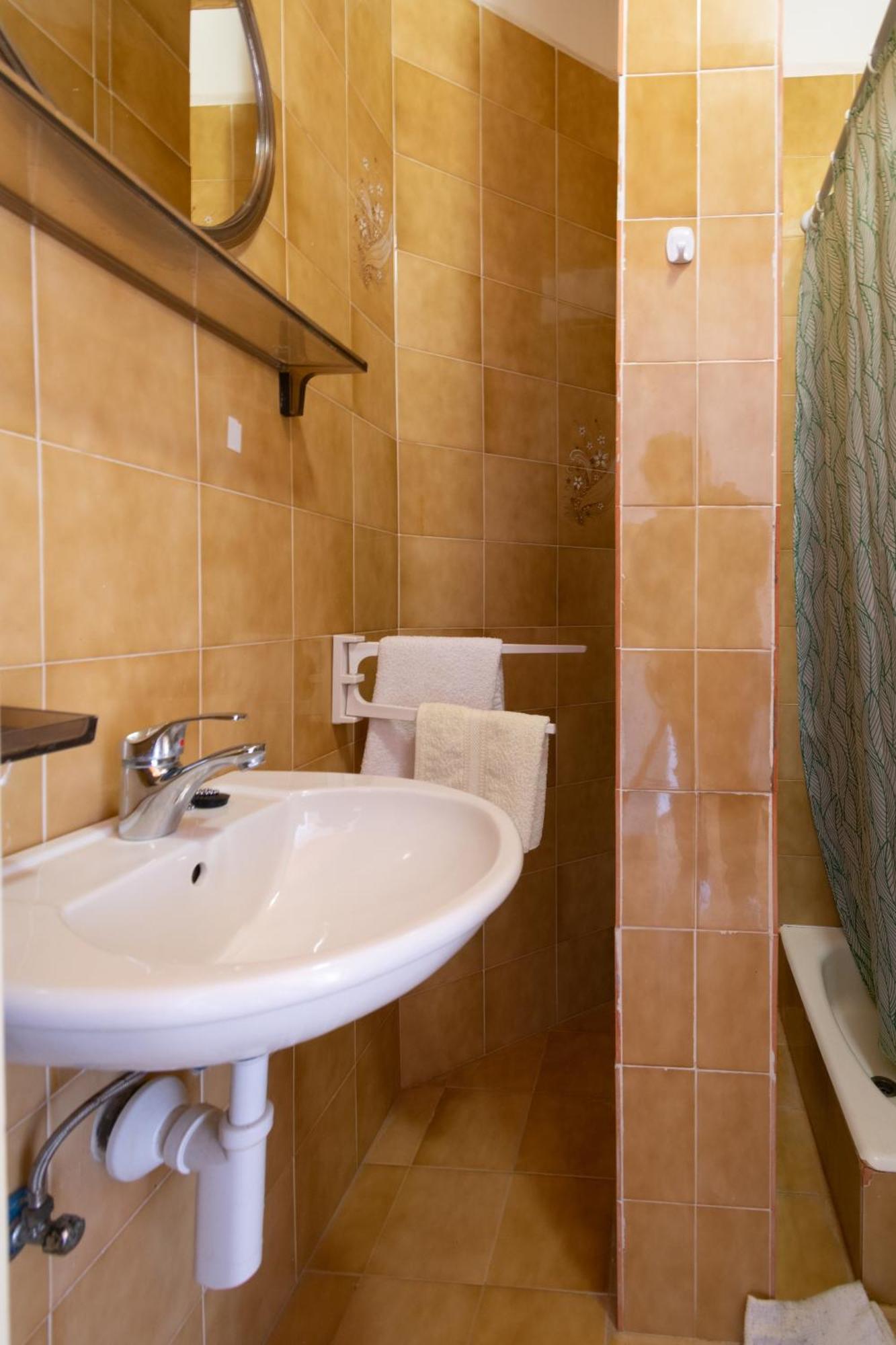 Apartments By The Sea Mandre, Pag - 4101 Kolan Ruang foto
